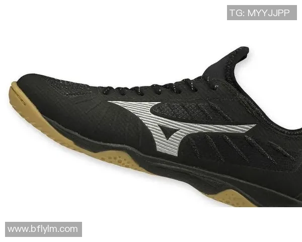 白色足球裤的时尚魅力与运动性能完美结合的全新体验 白色足球裤的时尚魅力与运动性能完美结合的全新体验