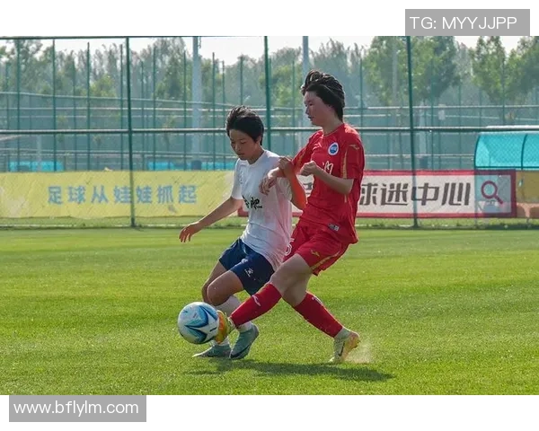 女生坐足球展现青春活力与运动魅力的精彩瞬间